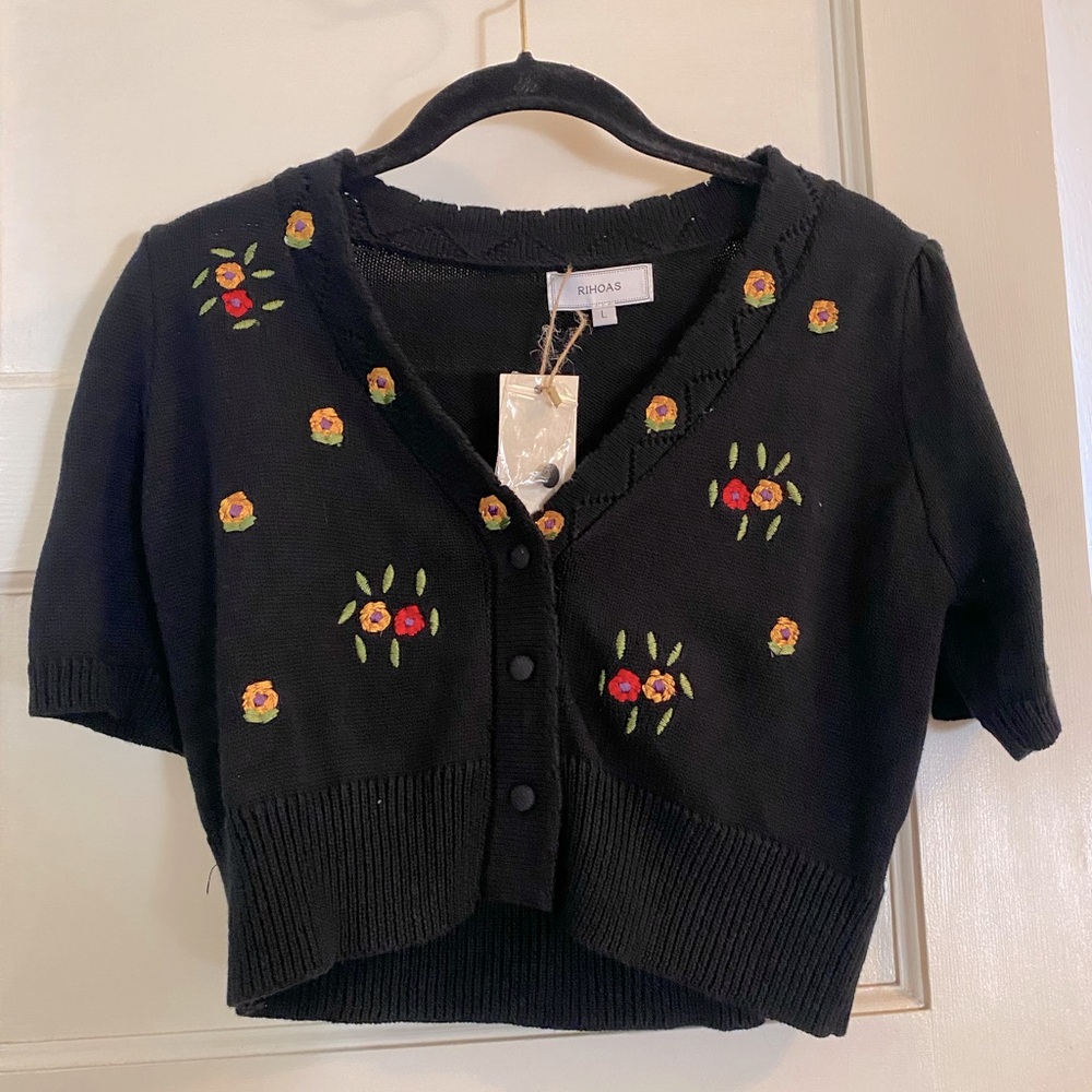 Rihoas Brand Floral Embroidered Crop Tee New with Tags Size Large